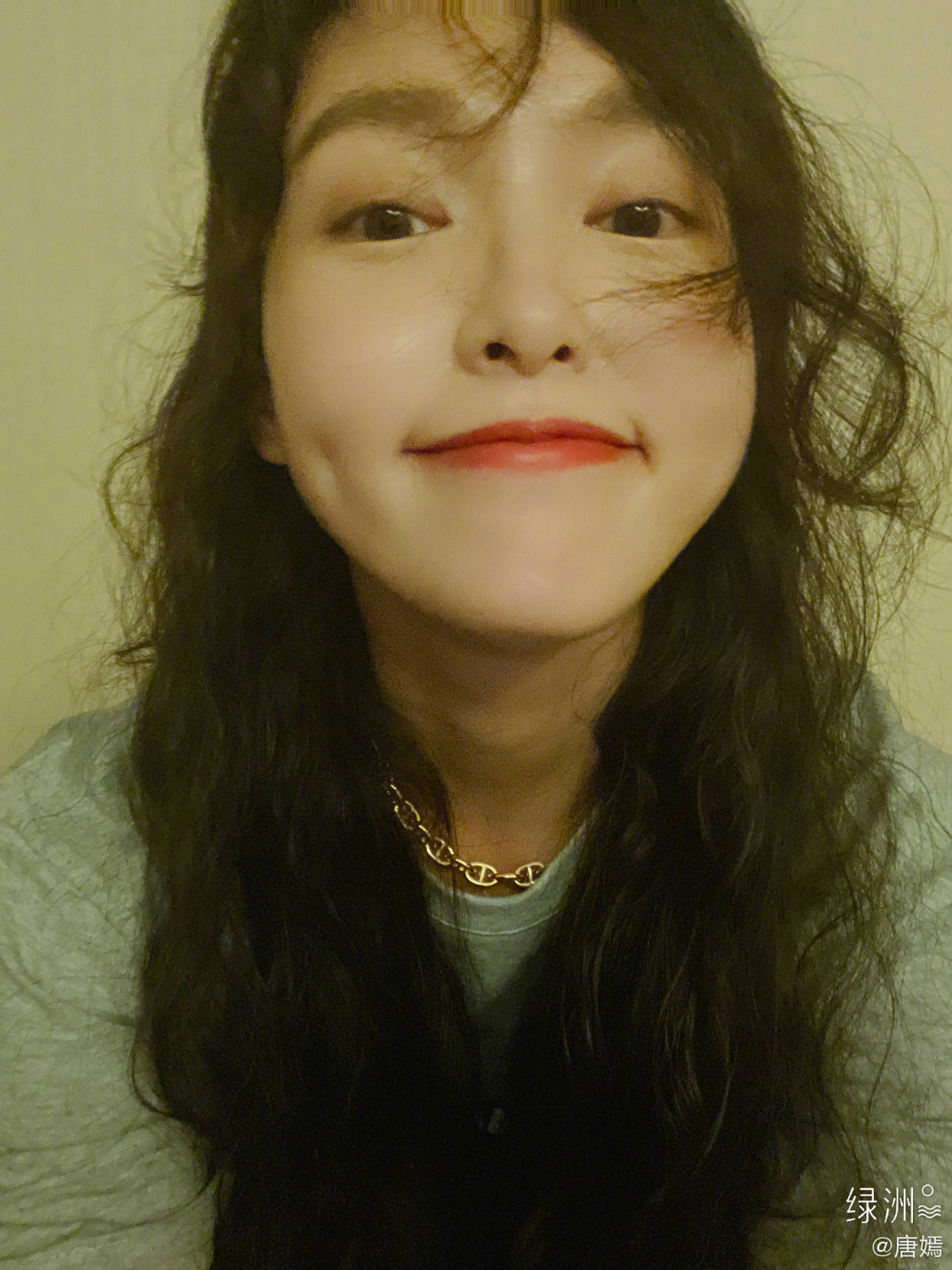 自拍|女明星拍照的两种状态,摆拍妆容精致还精修,自拍素颜且直男角度