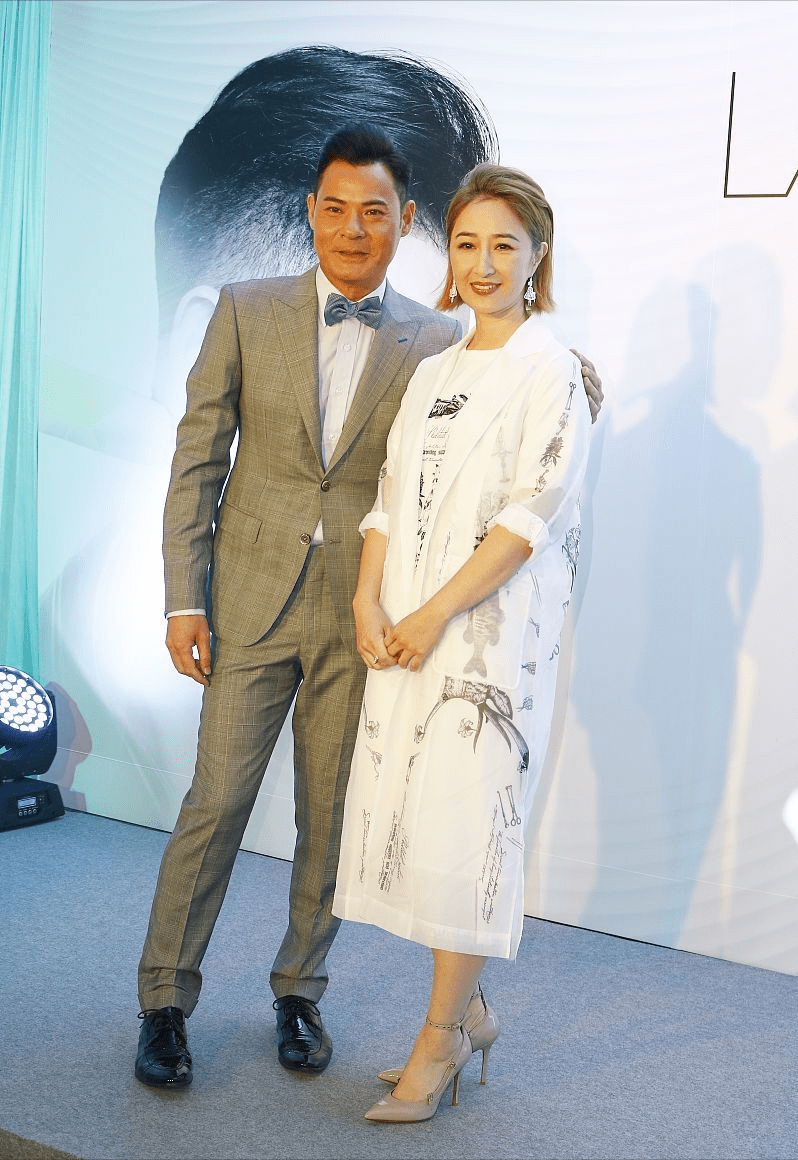 老公|快60岁的关咏荷风韵不减，穿背心裙和老公同框，身材肉肉的但挺美