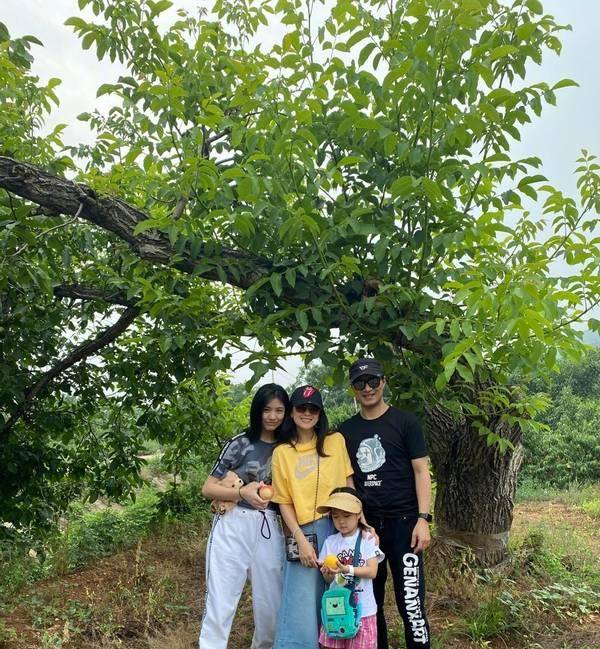 卫衣|汪峰带丈母娘聚餐,章子怡妈妈穿粉衣拎包真富态,大女儿侧颜惊艳