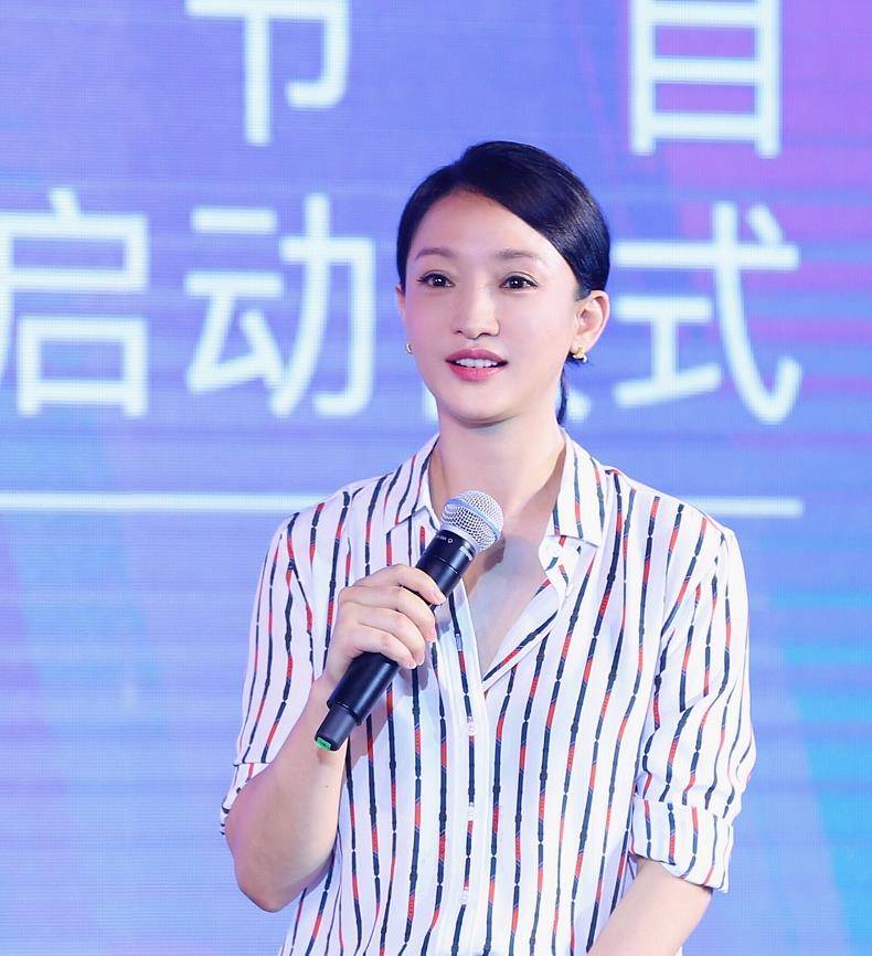 经典|为什么你的衬衫每年都想换新，而周迅穿30年前的款式仍经典好看？