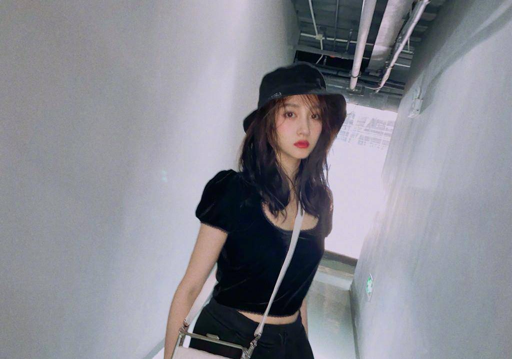 显得|鹿晗也不管管关晓彤，生日穿秀背裙举香槟蹦迪，曼妙身材看着心动