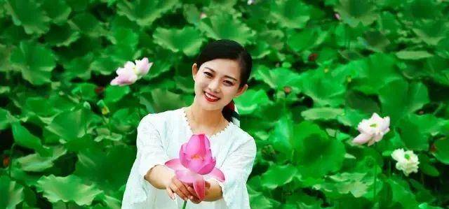 荷塘|模特在荷塘里拍人像,穿什么颜色的服装出镜好看?给你3个建议