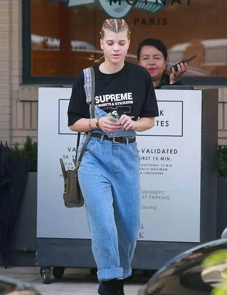 黑色|想要显瘦又显嫩？“T恤+背带裤”值得尝试，夏日这样穿美出新高度