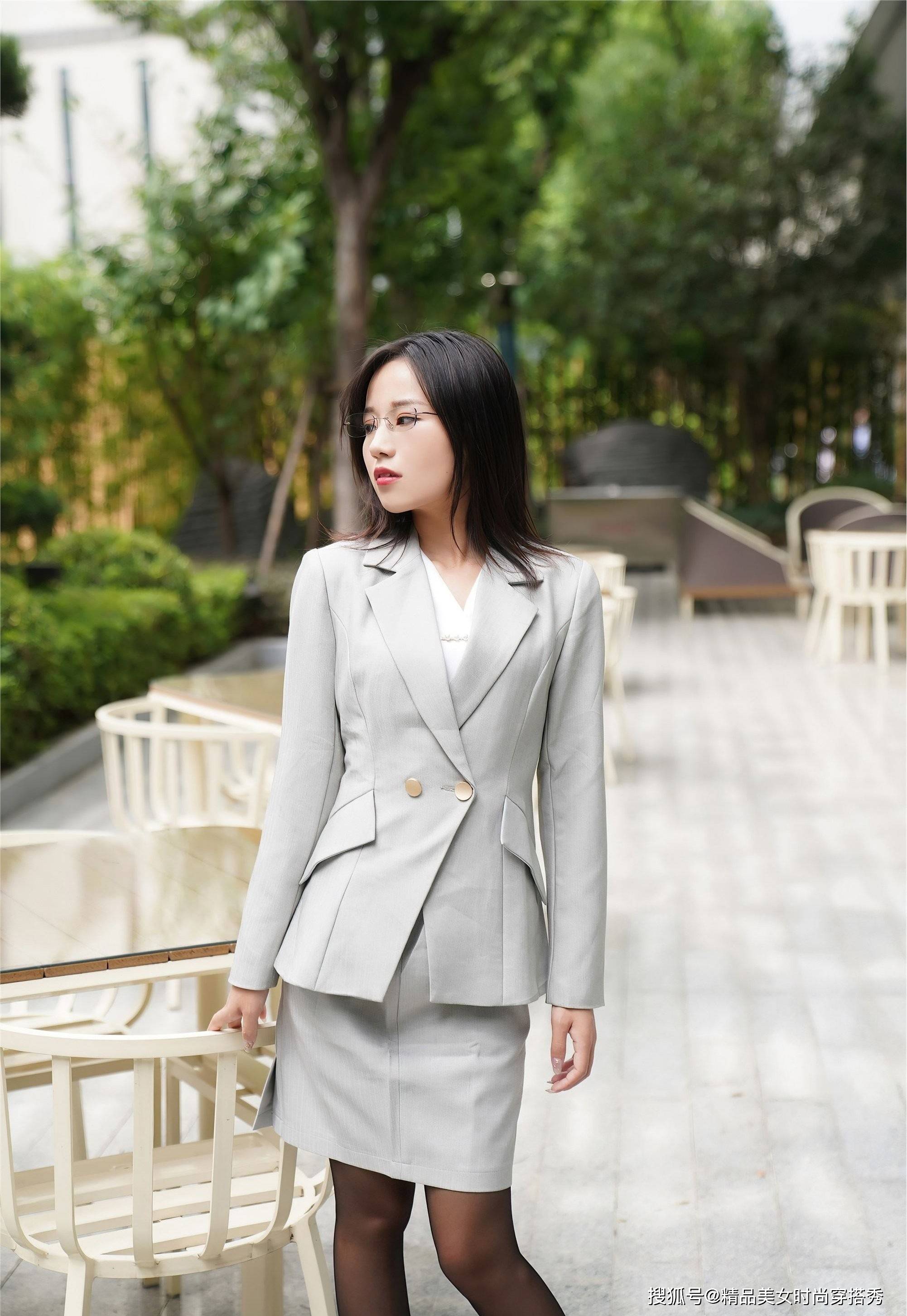 高跟鞋|简约又显气质的灰色西装搭配高跟鞋时尚又干练，职场人必备