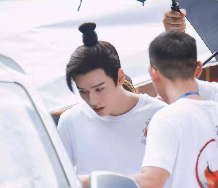 龚俊|《安乐传》开机路透，本以为龚俊够帅，却被男二的大长腿所吸引