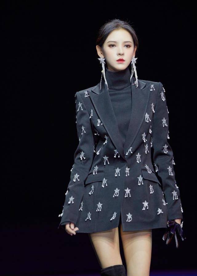 张予曦|张予曦化身丝绒靴狂热粉，秋季上演下衣失踪太性感，美腿惹人羡