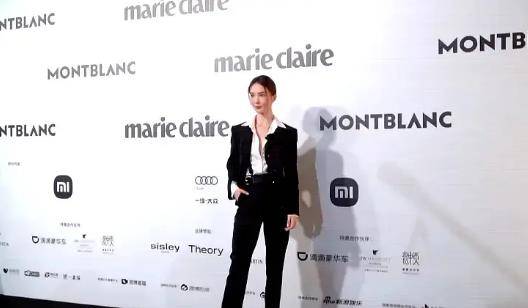 显得|嘉人晚会生图：金晨低领衬衫抢眼，周也搭配成败笔，她是最大亮点