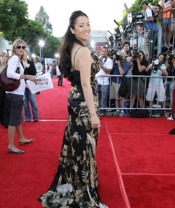 西裤|55岁巩俐穿白上衣配黑西裤亮相,同龄人不敢站她身旁,太显年轻了