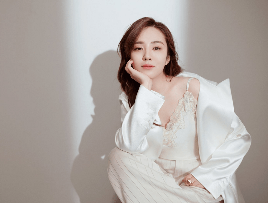 形象|王晓晨不愧是“大叔收割机”,32岁已懂裸色魅力,薄纱穿得好妖娆