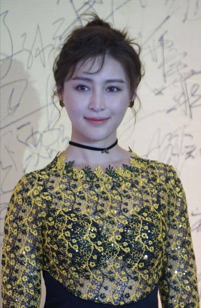 设计|35岁甘婷婷太敢穿了,穿亮片连衣裙亮相,上衣半透明很抢镜