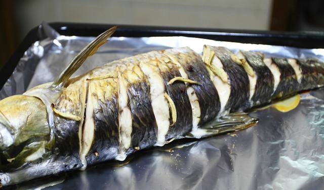 花椒|风靡大街小巷的烤鱼，在家只需几种简单食材轻搞定，全家赞不绝口
