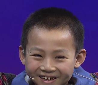 假肢|乐乐：三岁失去双腿，六岁被母亲抛弃，却坚强乐观的小男孩