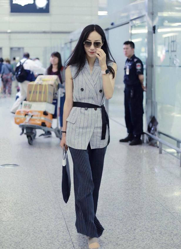 韩雪|韩雪真会夏日扮靓,穿条纹衫配白短裤走机场,细胳膊长腿羡煞旁人!
