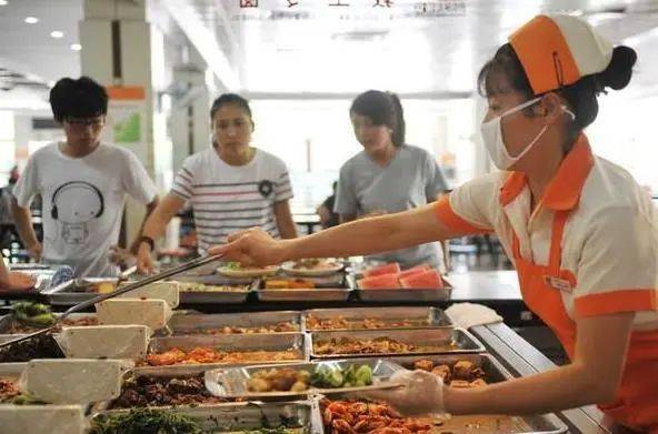 某高校食堂涨价离谱,价格堪比饭店,穷学生表示吃不起!