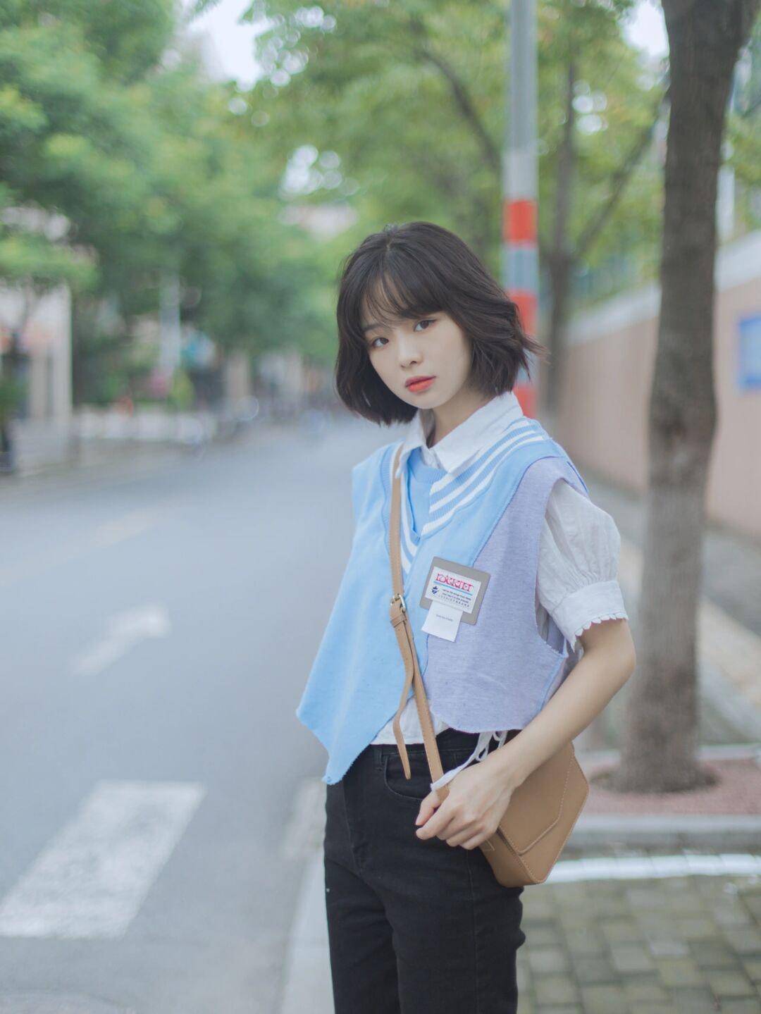 女生|还在上学的女生可以这样穿，白色卫衣搭配百褶裙，款式百搭又休闲