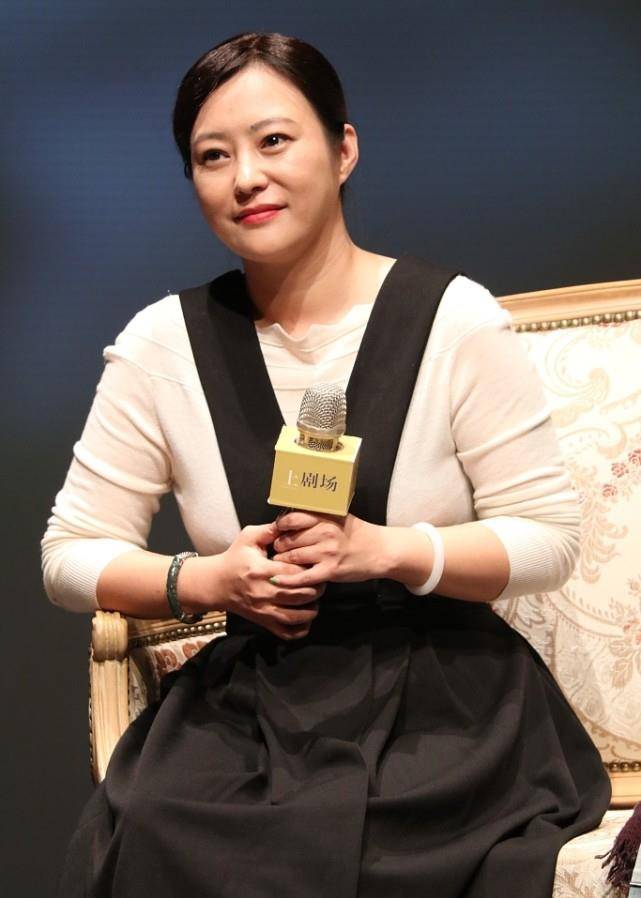 郝蕾|郝蕾到了演“妈妈”的年纪，但却依旧宝刀未老，好气质能穿出来