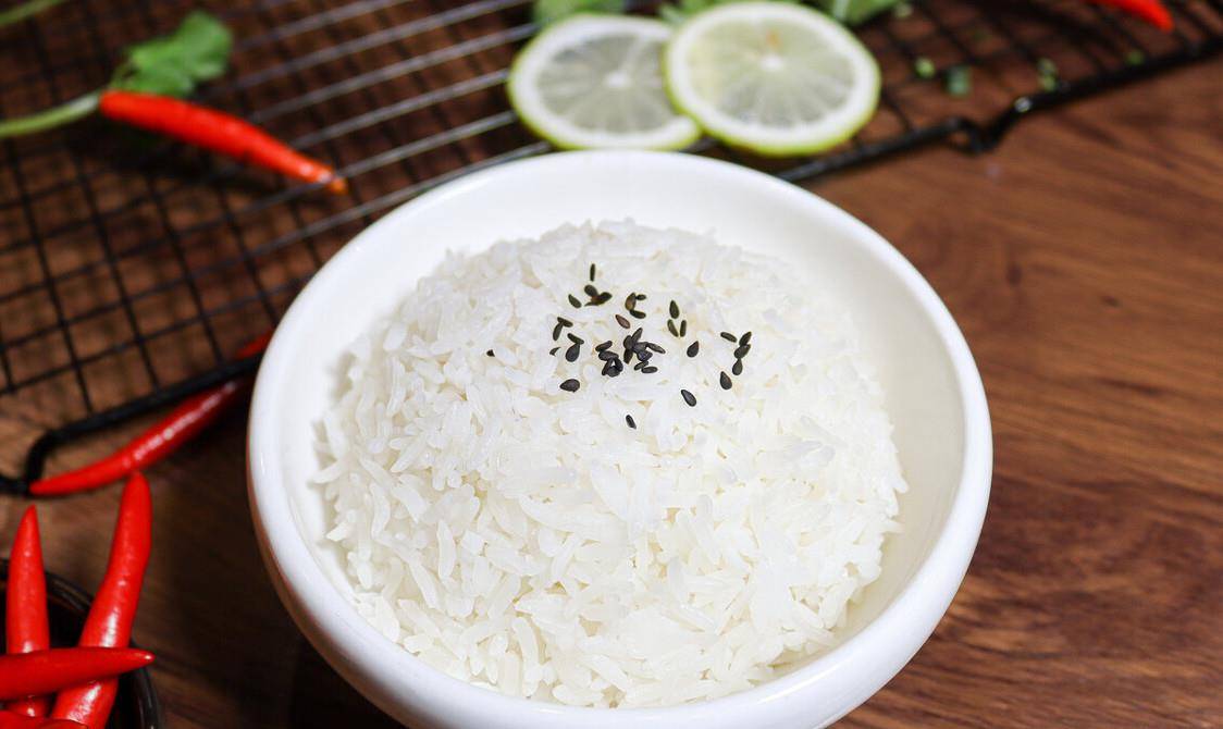 电饭煲|煮米饭，只加水是大错，教你2个技巧，米饭粒粒分明，又香又软