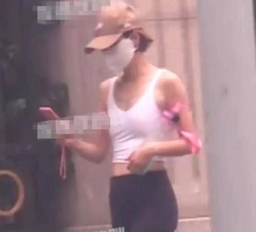 健美|马伊琍母女仨现身医院！瘦得厉害身材似麻杆，紧搂长女幼女受冷落