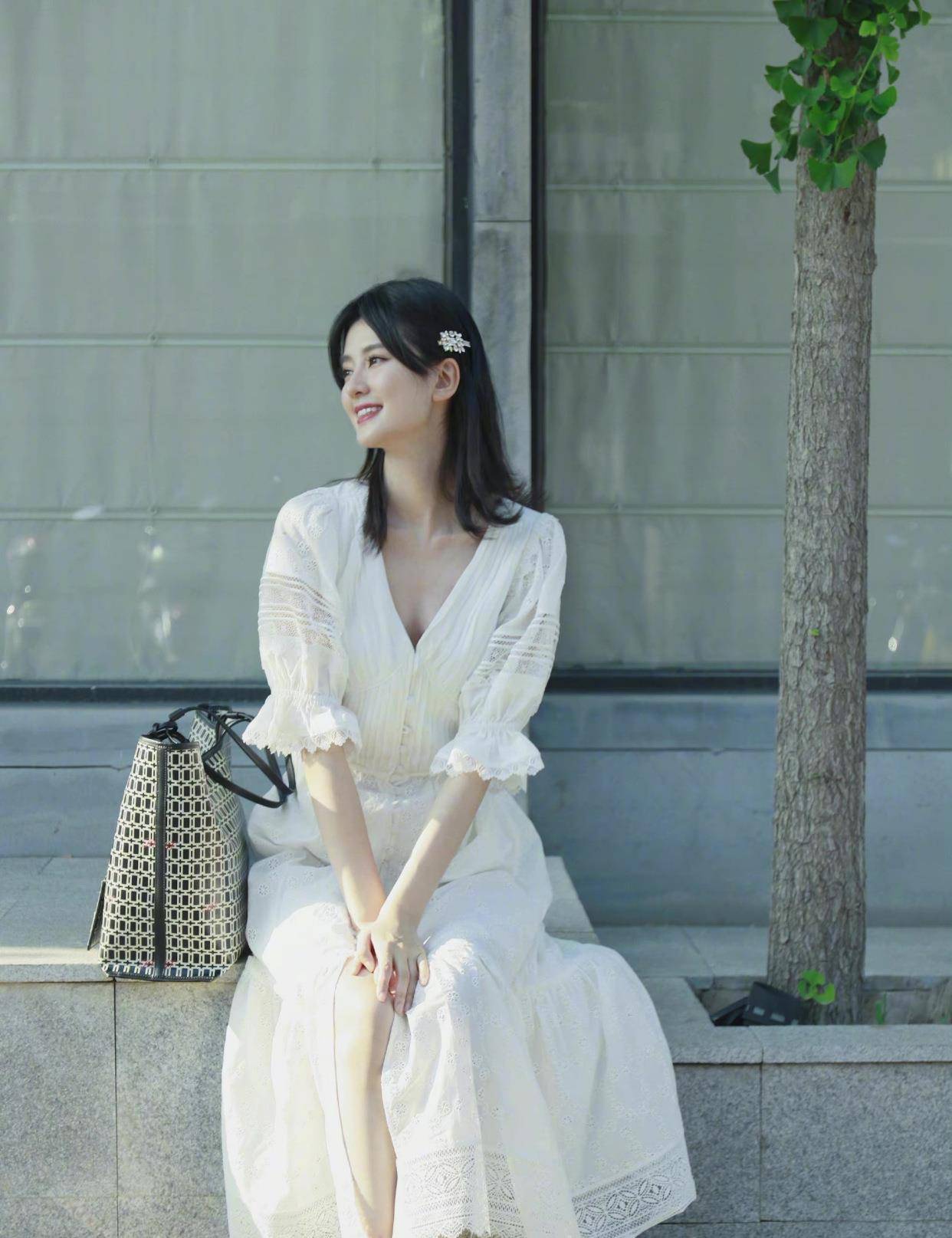 日美|乔欣晒夏日美照,条纹衫配牛仔裤清新减龄,这腿我爱了