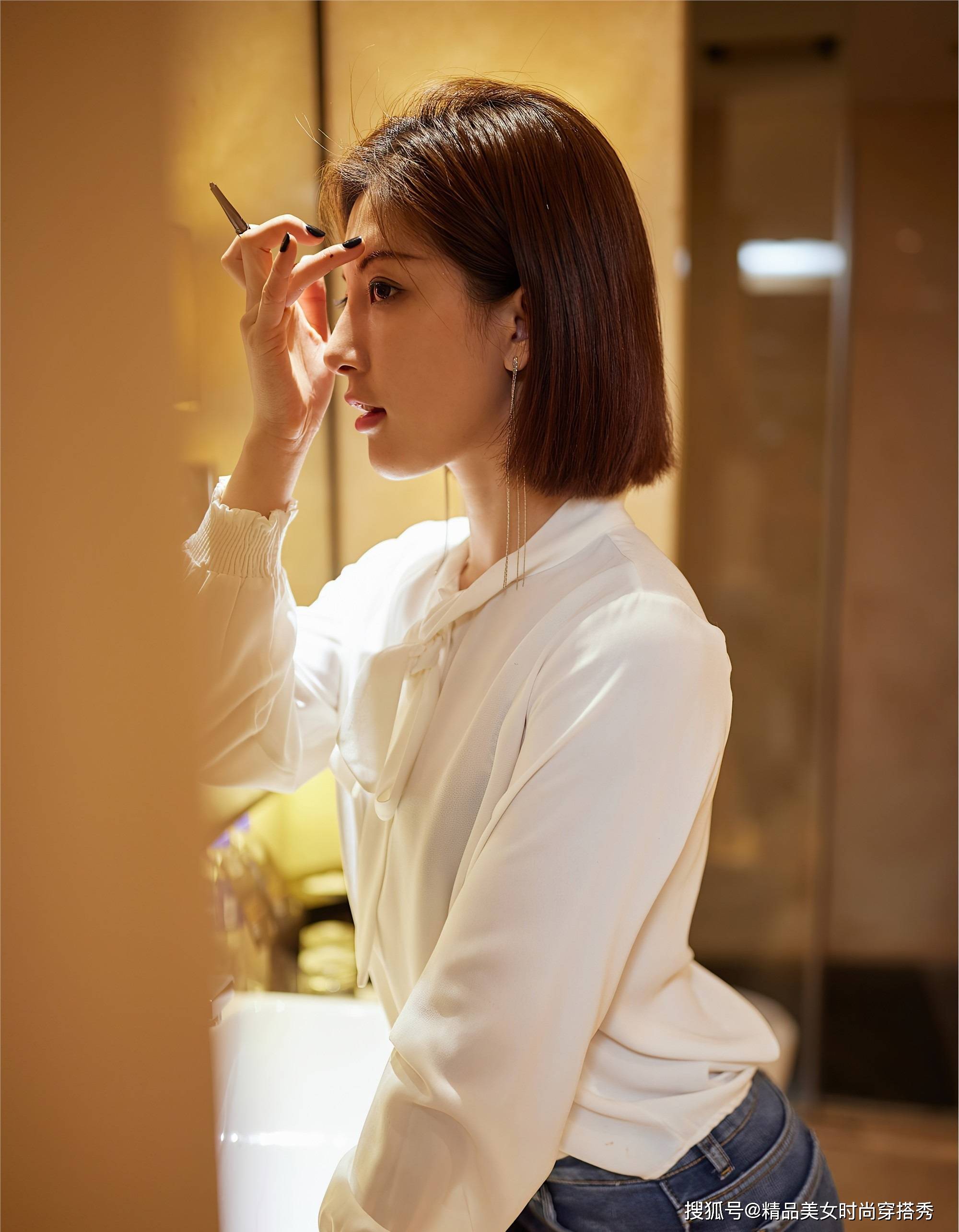 风衣|米白色的雪纺衬衫，简约时尚，下搭一条高腰牛仔裤，休闲又时尚