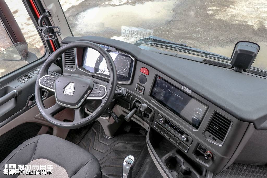 重汽全新平台打造,国潮外观惹争议,豪沃max牵引车到底怎么样?