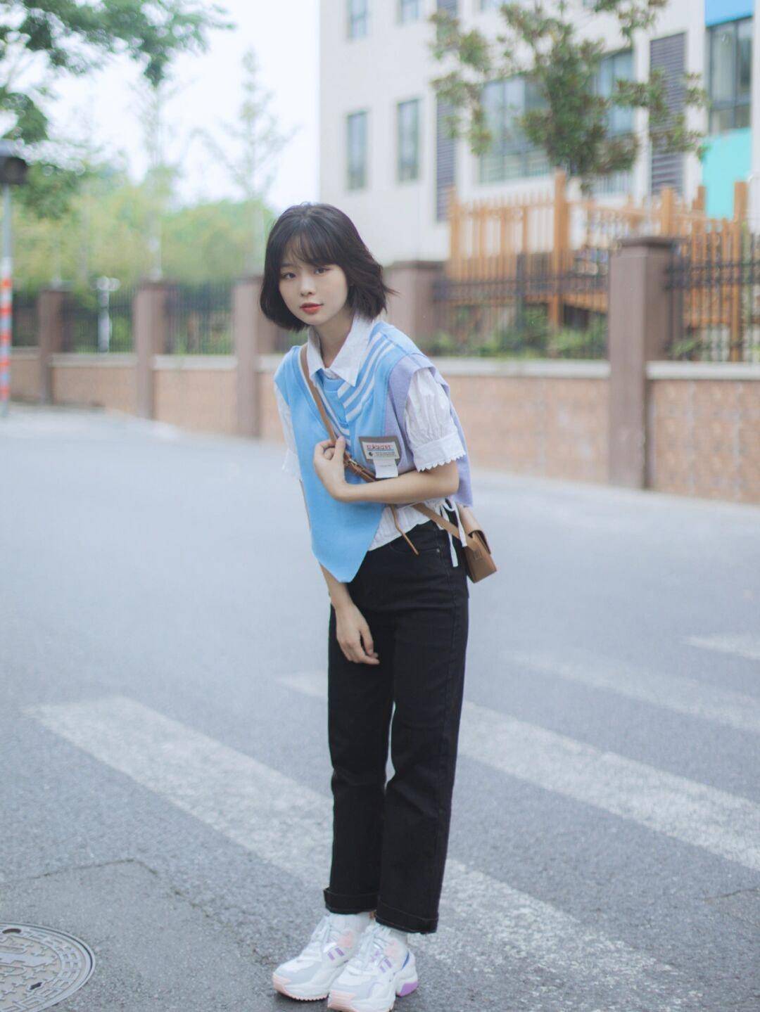 女生|还在上学的女生可以这样穿，白色卫衣搭配百褶裙，款式百搭又休闲