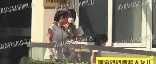 健美|马伊琍母女仨现身医院！瘦得厉害身材似麻杆，紧搂长女幼女受冷落