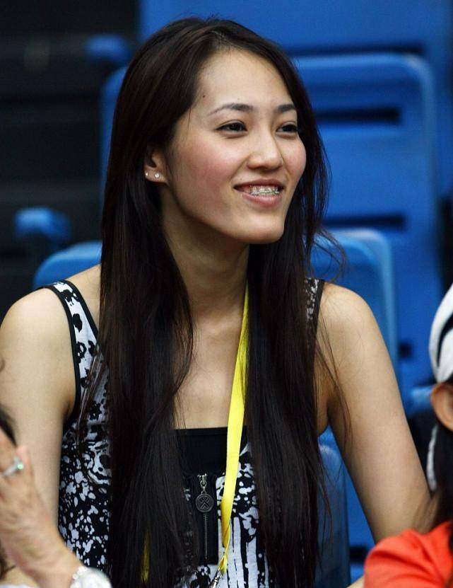 形象|余文乐的妻子就算带着牙套，也笑的很自信，无修造型很真实并不丑