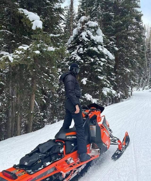 黑色|金小妹雪地里晒美照！裹羽绒服叉腰真会摆拍，肯豆一身黑美得低调