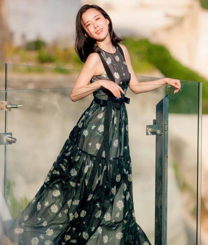 赵薇|和赵薇是同班同窗，40岁有着20岁的身材，穿搭前卫不输赵薇！