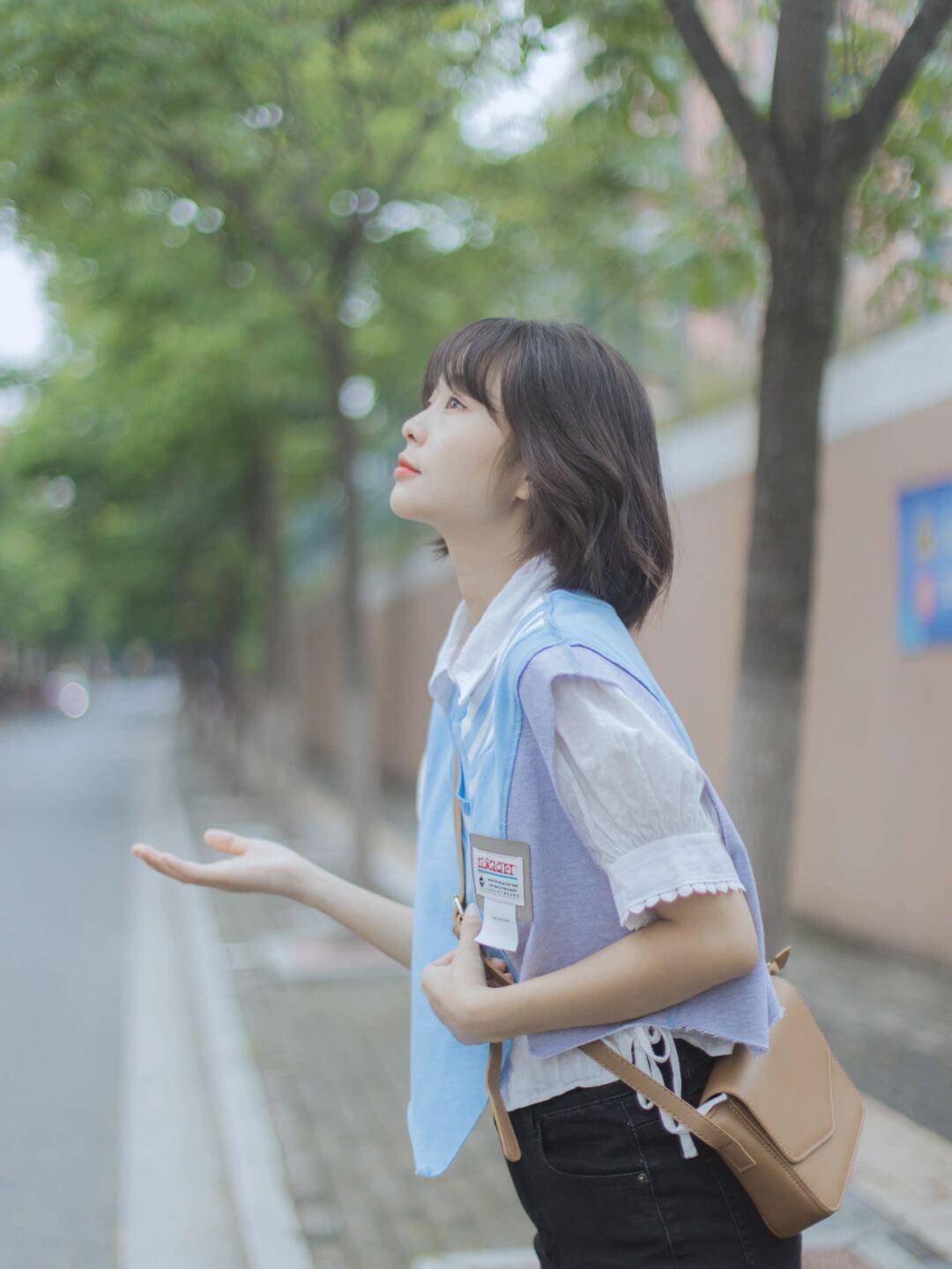 女生|还在上学的女生可以这样穿，白色卫衣搭配百褶裙，款式百搭又休闲