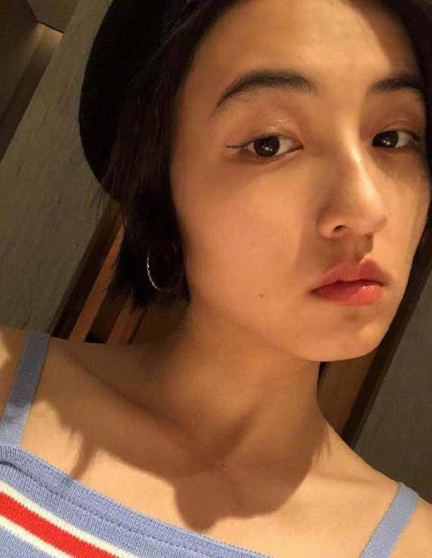 美得|张子枫穿吊带秀自拍，直尺肩美得让人移不开眼，小小年纪魅力十足