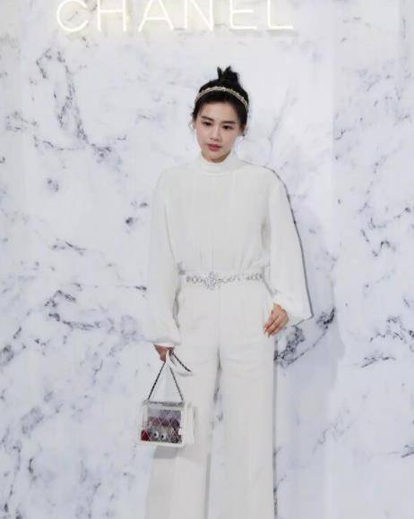 黑色|33岁刘雯走甜美风格,穿露腰牛仔服配香奈儿包,瘦得都有腰窝了