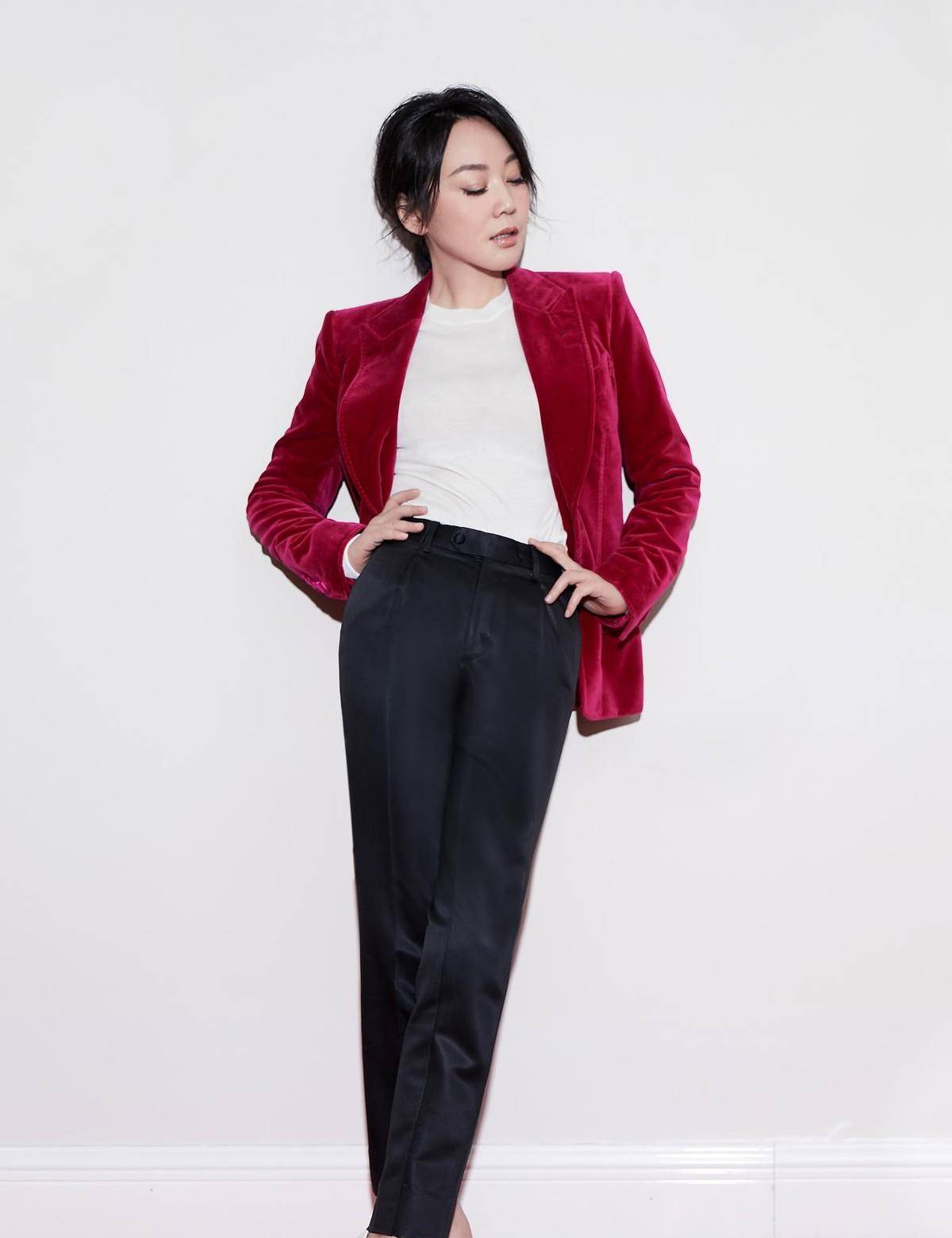 显得|女人还是不服老的好，闫妮真是越活越嫩了，一袭红裙优雅动人
