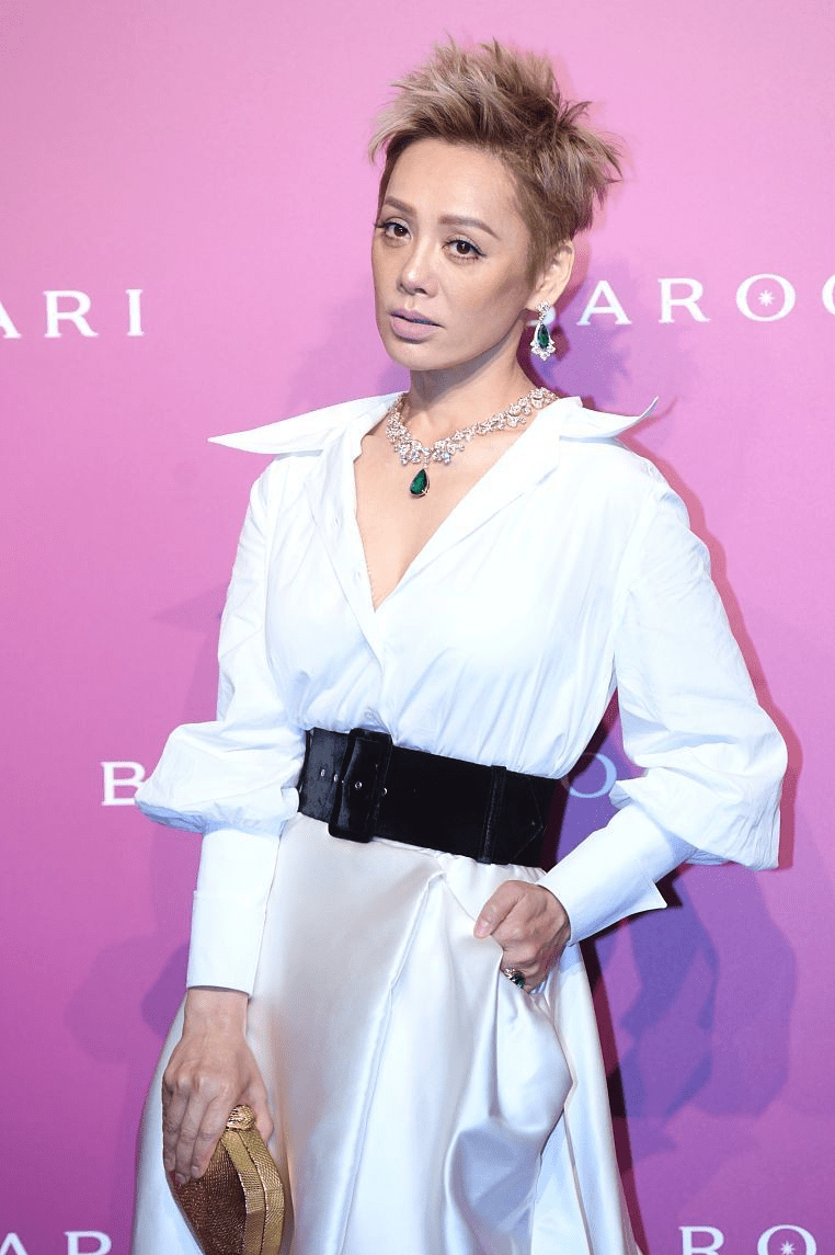 材质|宁静一把年纪不服老,穿衬衫领口大开,戴华丽首饰真显老演员地位