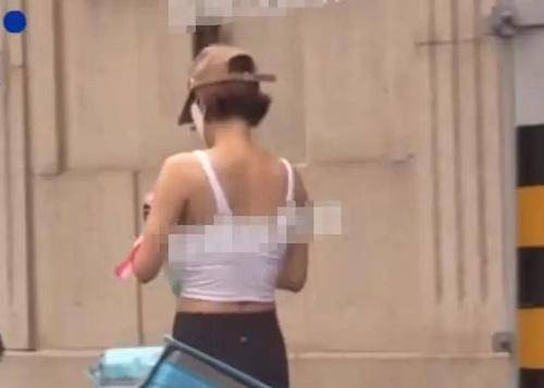 健美|马伊琍母女仨现身医院！瘦得厉害身材似麻杆，紧搂长女幼女受冷落