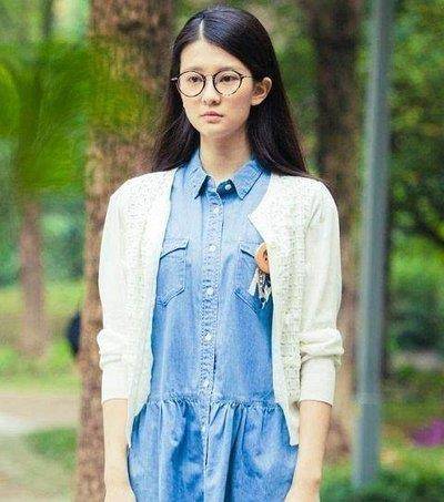 日美|乔欣晒夏日美照,条纹衫配牛仔裤清新减龄,这腿我爱了