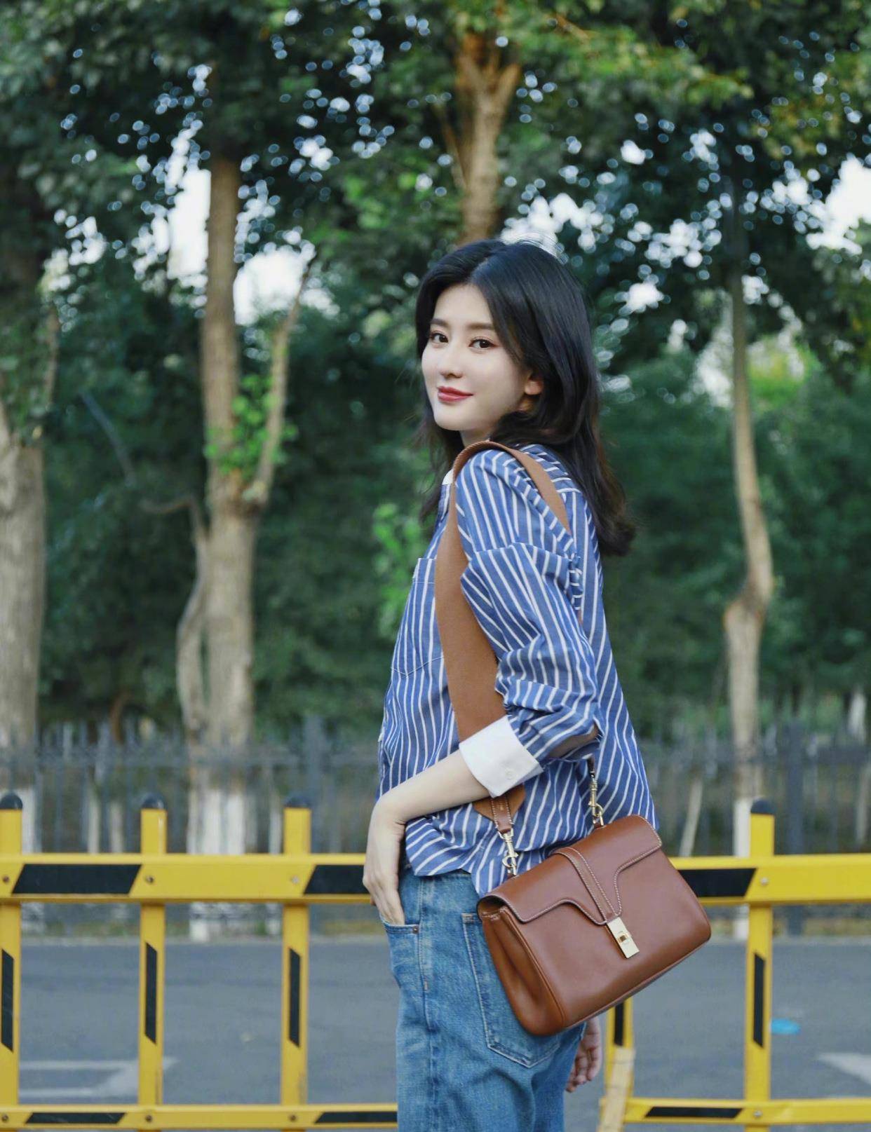 日美|乔欣晒夏日美照,条纹衫配牛仔裤清新减龄,这腿我爱了