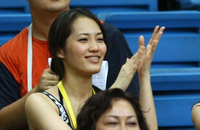 形象|余文乐的妻子就算带着牙套，也笑的很自信，无修造型很真实并不丑