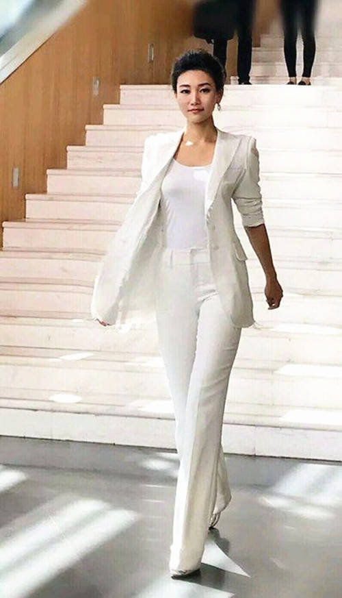 央视名嘴李梓萌,人美气质佳,穿搭复古西装帅出天际,至今仍单身