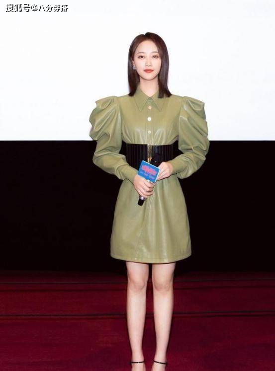 女孩子|蓝盈莹太懂“穿搭精髓”，白T恤配不规则半身裙，秀长腿真惹眼