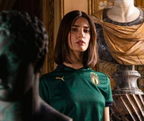 卫衣|奔三的女人少穿黑色和灰色，多穿这5种高级色，显气质又时尚