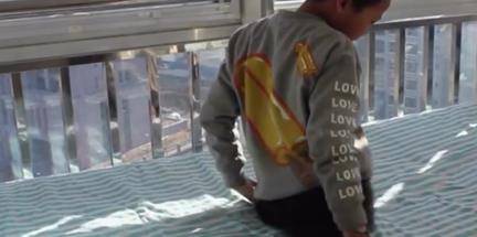 假肢|乐乐：三岁失去双腿，六岁被母亲抛弃，却坚强乐观的小男孩