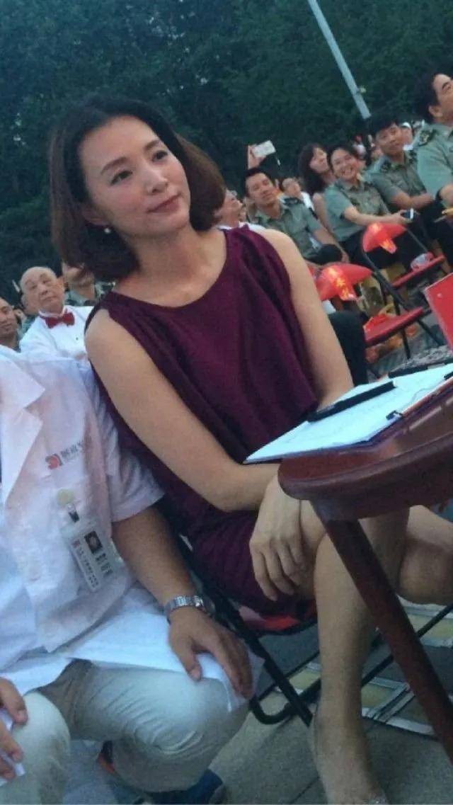 颜色|董卿跑步被拍，穿运动装刻意掩饰身材，不修饰的脸却是真实老人！