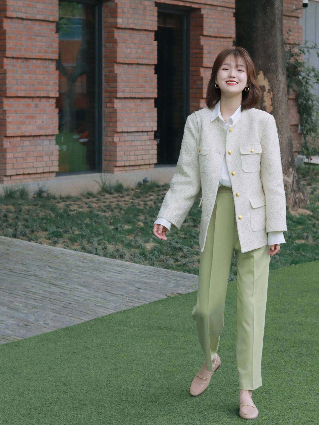 套装|秋天一定要穿一次“小香风套装”，高级不说还显白，美进骨子里