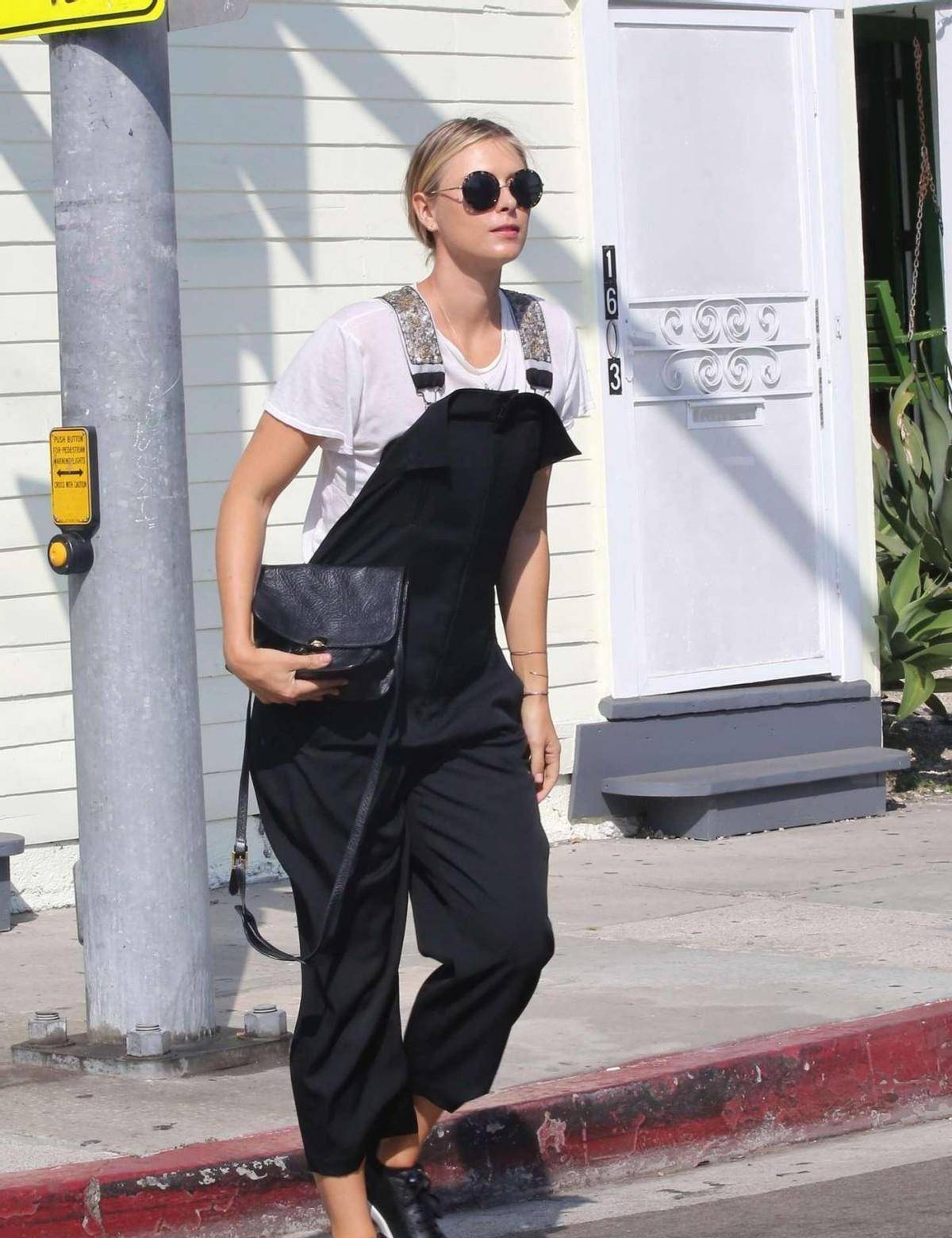 黑色|想要显瘦又显嫩？“T恤+背带裤”值得尝试，夏日这样穿美出新高度