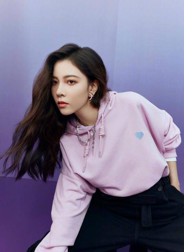 身材|宋妍霏少女心爆棚，身穿粉色短裙变身小公主，身材简直A爆了