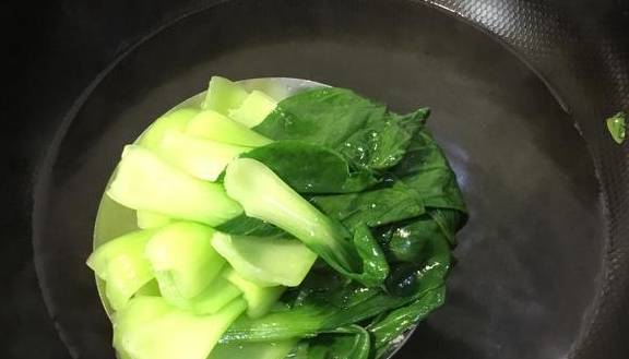 油泼面家常做法简单好吃视频 9ccb537e7a7e471892432626225f7e5a.jpeg