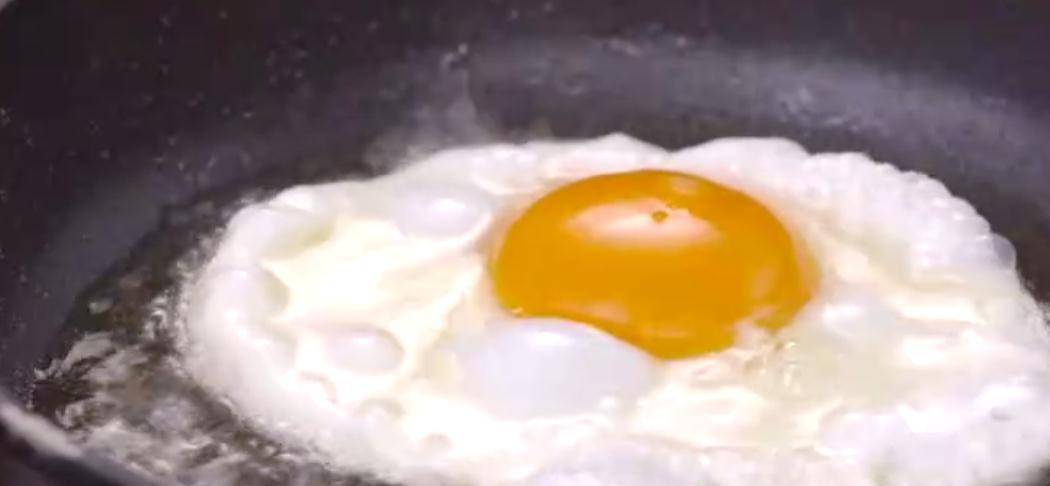 姜片|鸡蛋也可以这样吃,营养的快手早餐荷包蛋炒尖椒 焦嫩又下饭