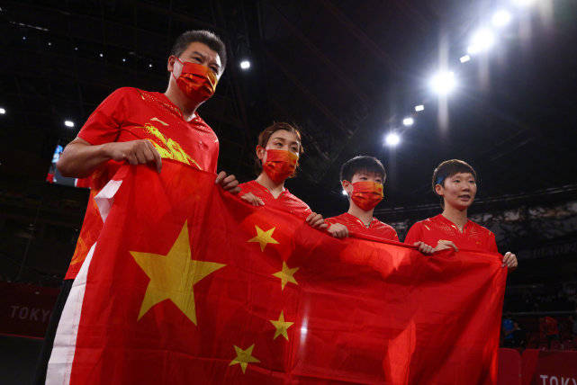 中国|中国乒乓球女团再夺冠太厉害！穿中国红展女将范，不给日本队面子？